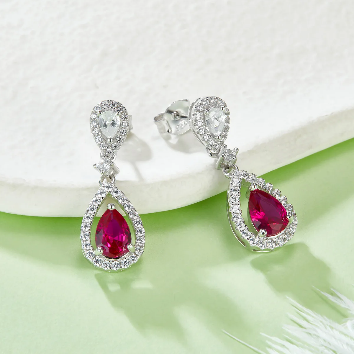 E1634R Pear Lab-Grown Ruby S925 White-Gold-Plated Silver Earrings Center Stone 7*5mm/1.5CT