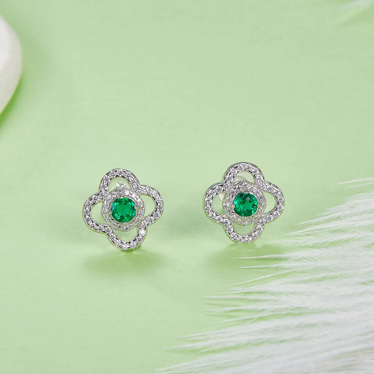 E0002 925 Silver 18K White Gold Round Emerald/ Moissanite Four-Leaf Clover Stud Earrings