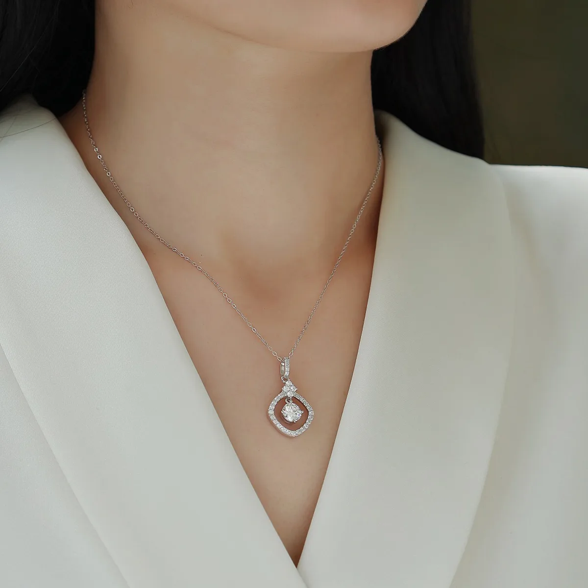 P13586-6.5 S925 Silver 18K White Gold Moissanite Square Pendant Style Necklace 1.0ct