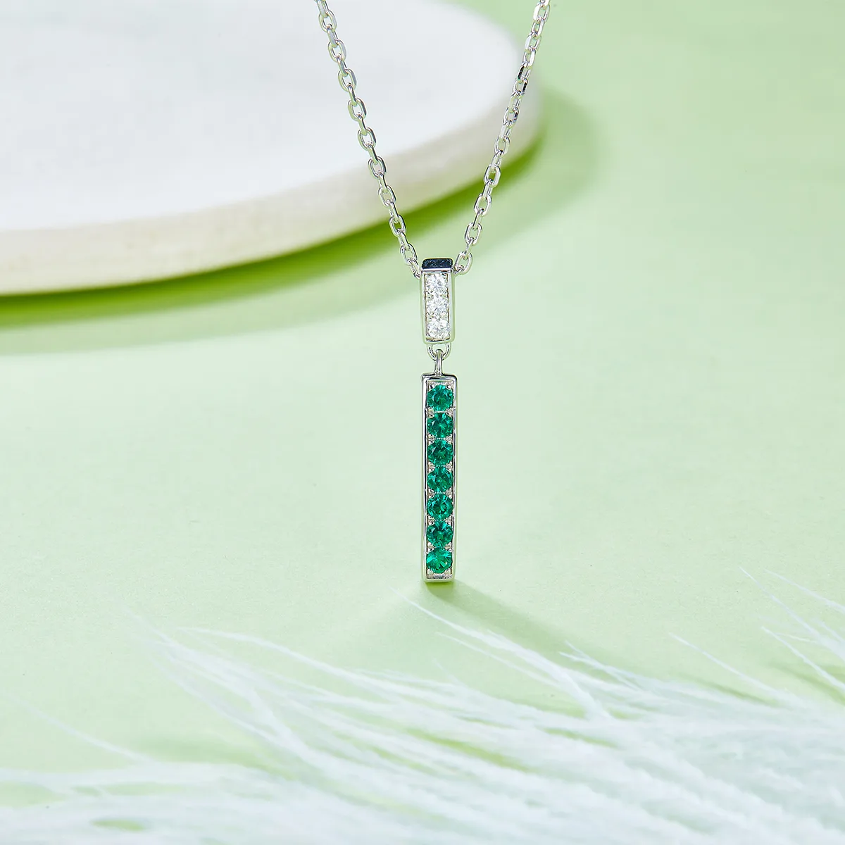 29O Silver S925 Plated 18K White Gold Synthetic Emerald Moissanite Necklace 0.045ct