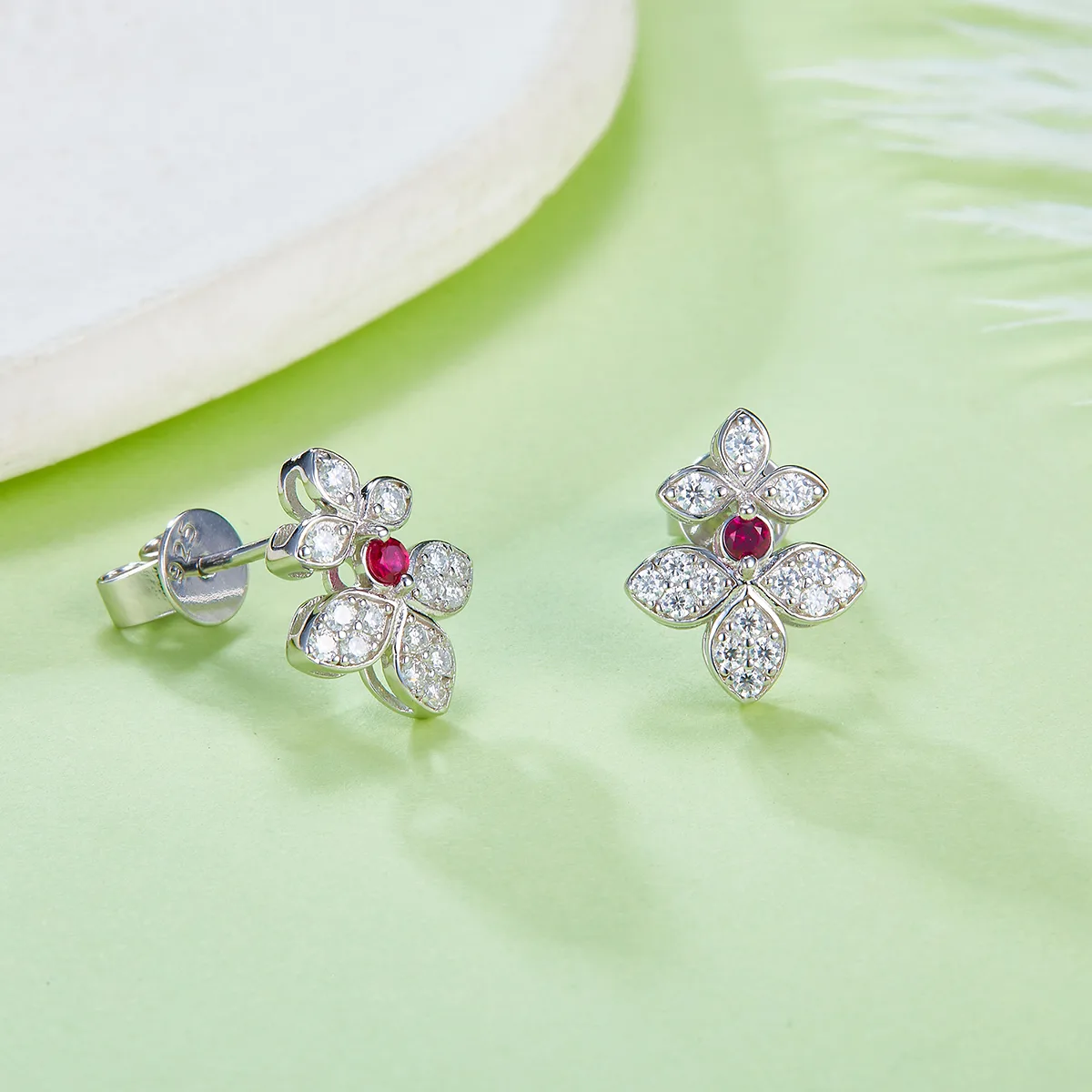 28T Silver S925 Plated 18K White Gold Synthetic Ruby Moissanite Four-Leaf Flower Jewelry Set 0.45ct/0.25ct