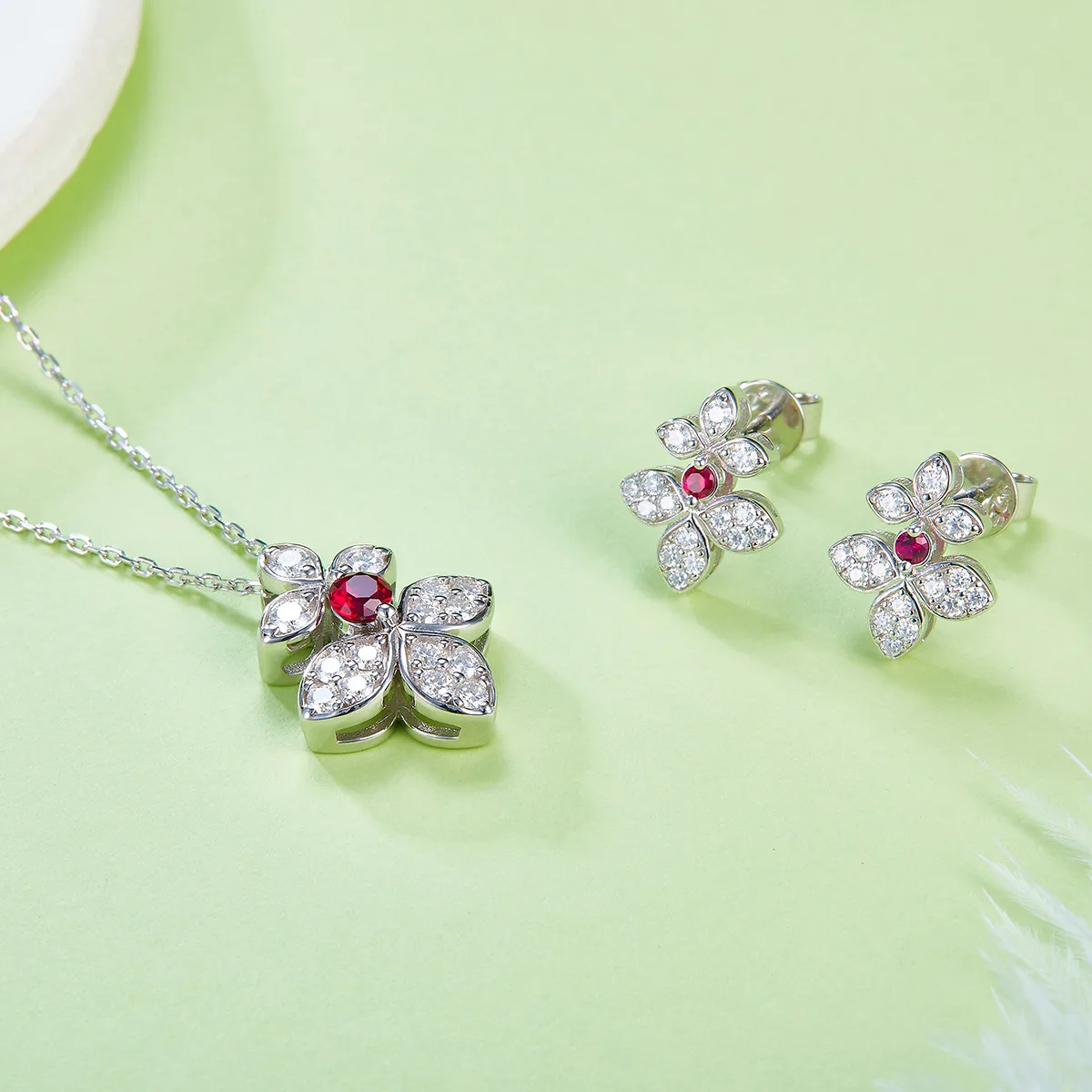 28T Silver S925 Plated 18K White Gold Synthetic Ruby Moissanite Four-Leaf Flower Jewelry Set 0.45ct/0.25ct