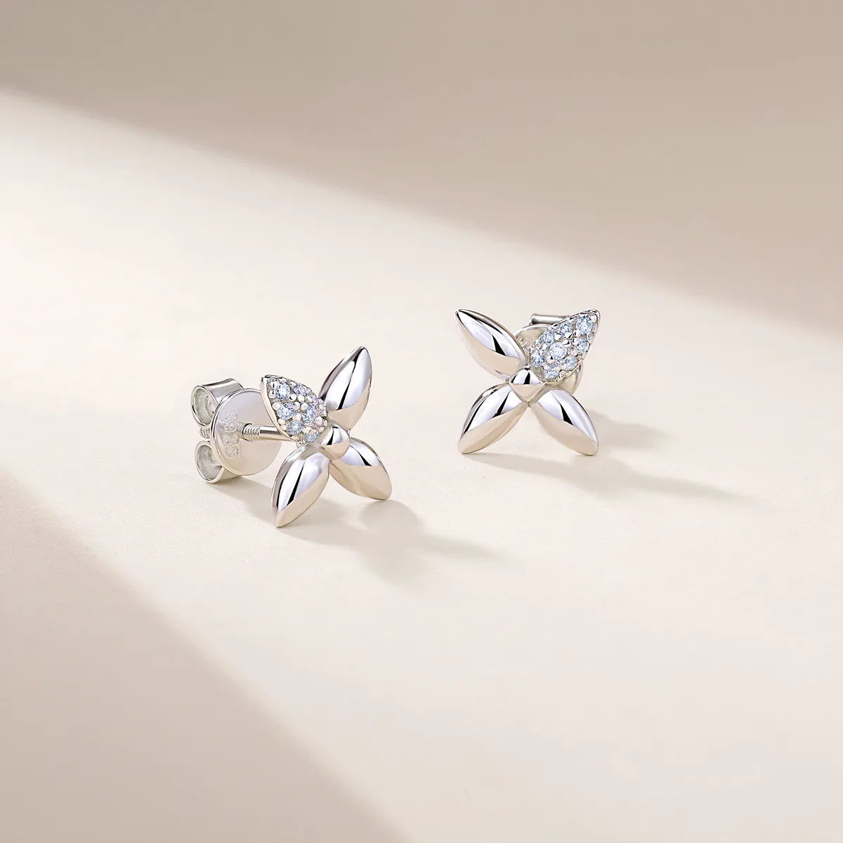 SE0752604 S925 Silver 18K Gold Moissanite Small Flower Stud Earrings 0.1ct