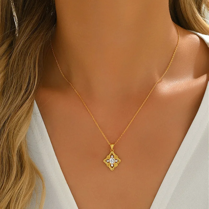 FX39623 S925 Silver 18K Gold Round Moissanite Four-Leaf Flower Necklace 1.4ct