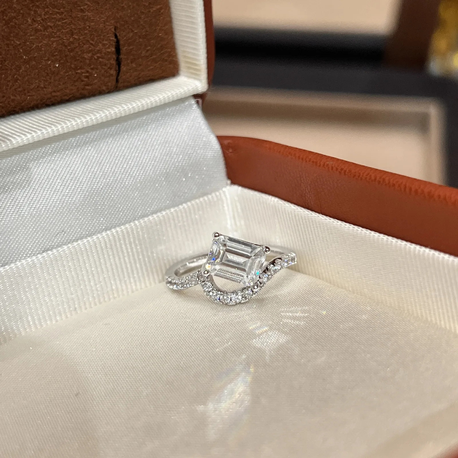 SN104 S925 Silver 18K White Gold Emerald Cut Moissanite Fashion Light Luxury Engagement Ring Women's Ring Center Stone 8*6mm/2.0ct