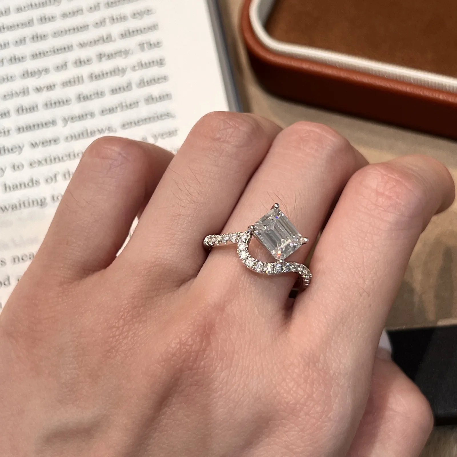 SN104 S925 Silver 18K White Gold Emerald Cut Moissanite Fashion Light Luxury Engagement Ring Women's Ring Center Stone 8*6mm/2.0ct
