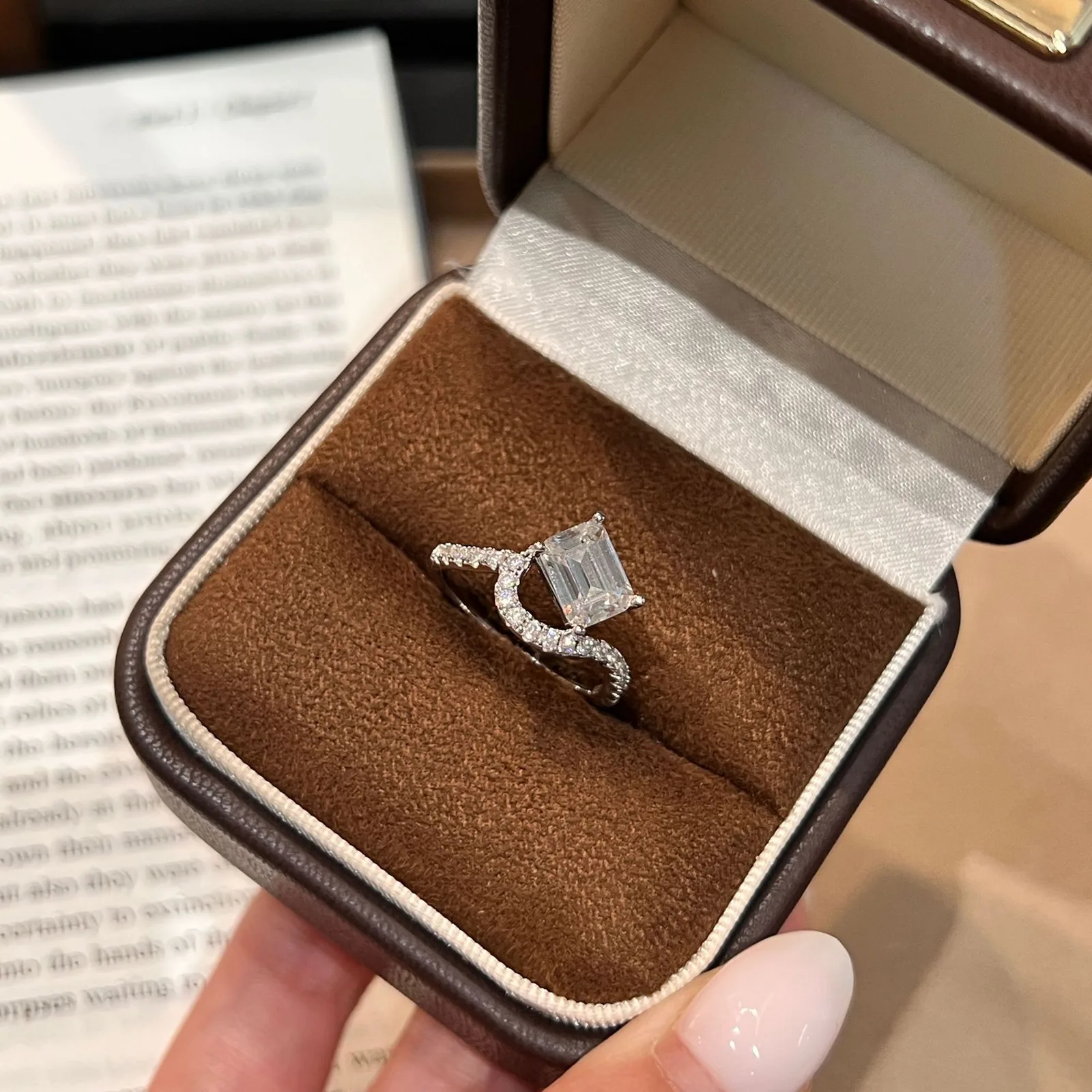 SN104 S925 Silver 18K White Gold Emerald Cut Moissanite Fashion Light Luxury Engagement Ring Women's Ring Center Stone 8*6mm/2.0ct