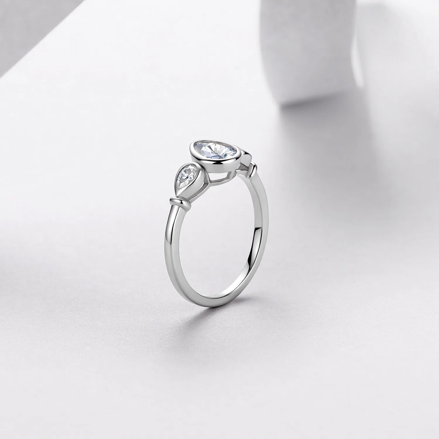 R52571-BMC Silver 18K White Gold Pear Moissanite Bezel Three-Stone Proposal Ring Women's Ring 1.4ct