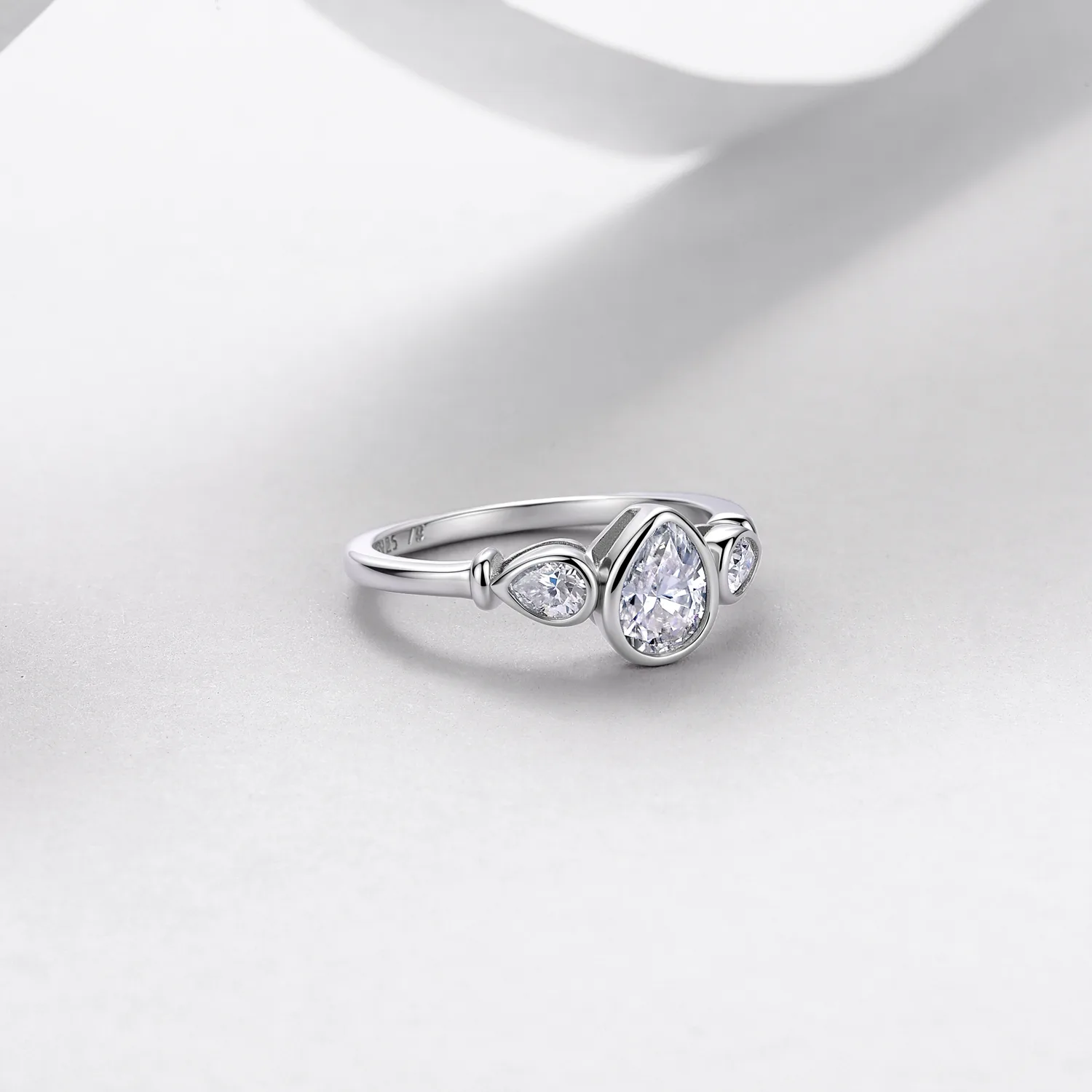 R52571-BMC Silver 18K White Gold Pear Moissanite Bezel Three-Stone Proposal Ring Women's Ring 1.4ct