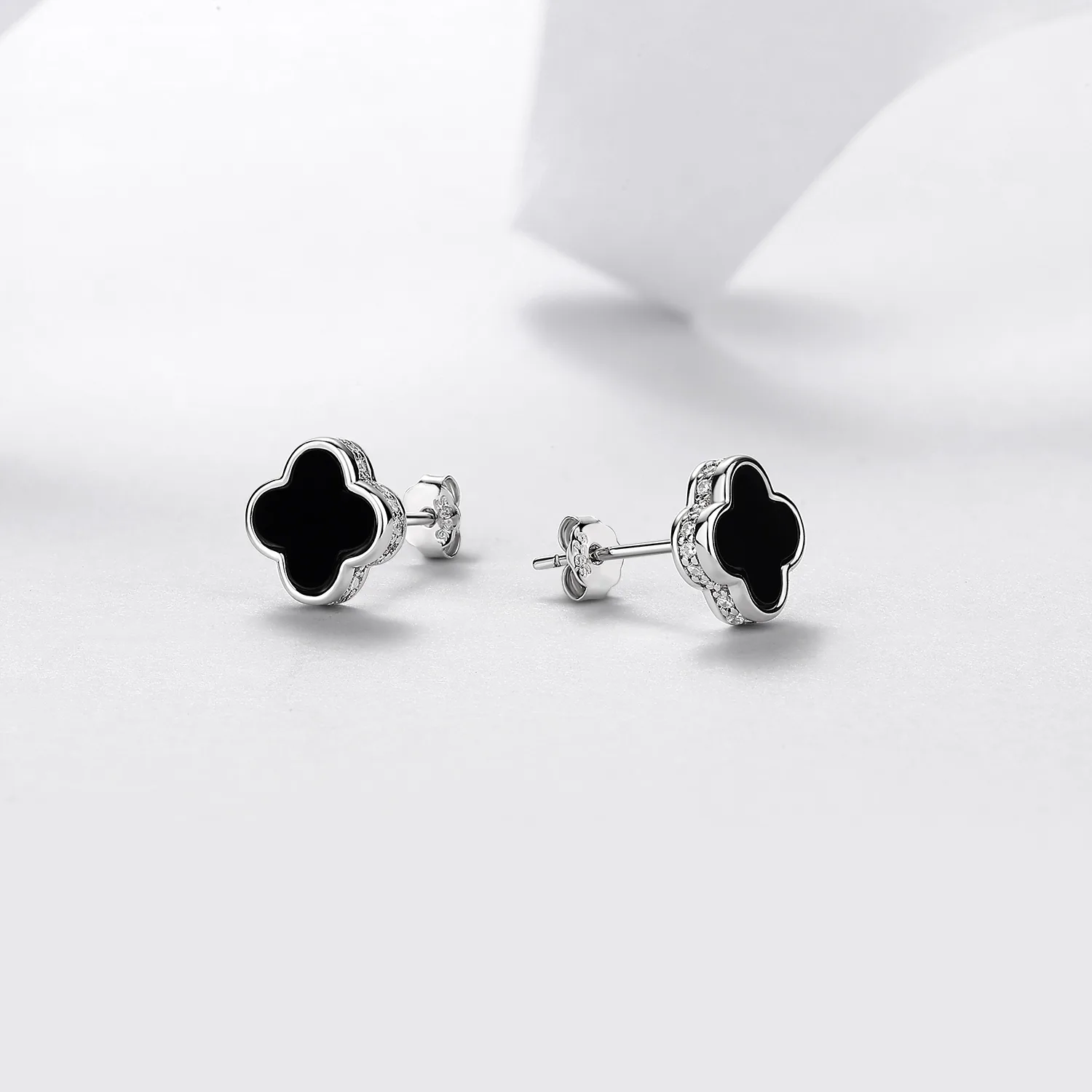 E12530-BMC Silver 18K White Gold Round Moissanite Black Agate Four-Leaf Clover Stud Earrings 0.16ct