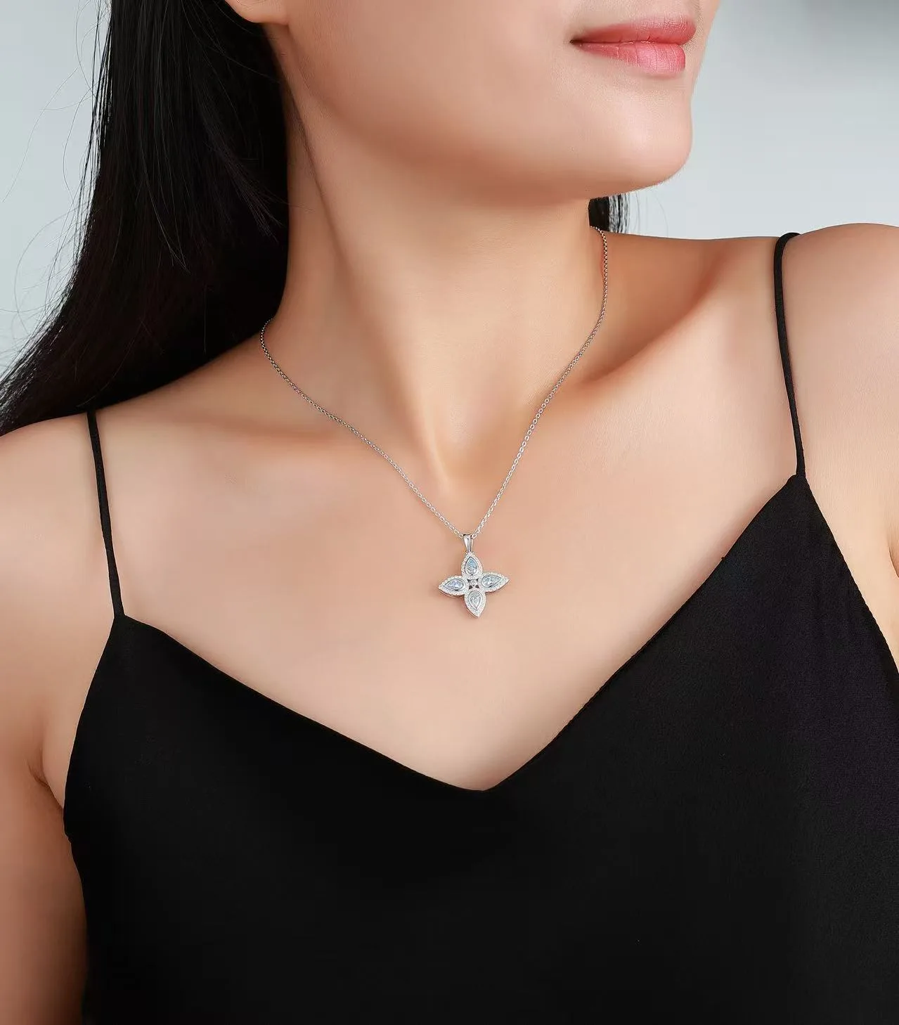 SN0258203 S925 Silver 18K Gold Pear Moissanite Classic Four-Leaf Flower Necklace 0.74ct