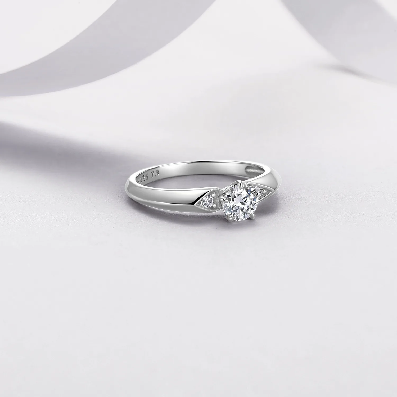 R55121 Silver 18K White Gold Round Moissanite Minimalist Proposal Ring 0.55ct