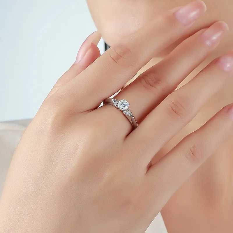 R55121 Silver 18K White Gold Round Moissanite Minimalist Proposal Ring 0.55ct